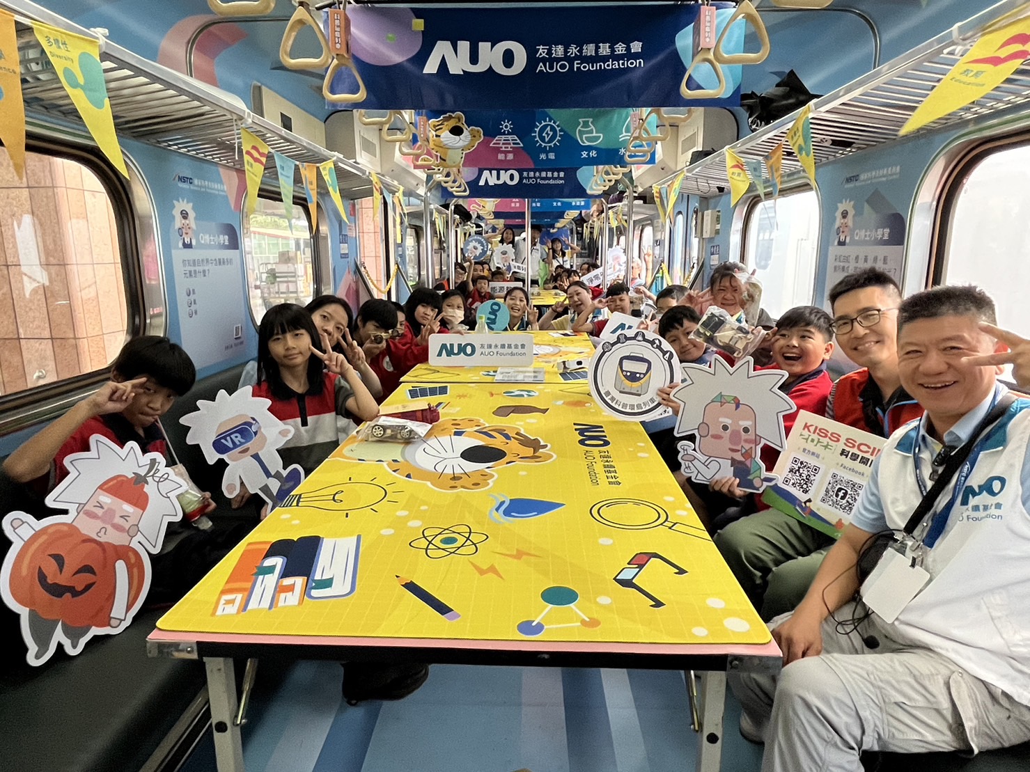 PA视讯永續基金會參與「臺灣科普環島列車」，設計基礎科學車廂課程，以「淨零碳排和永續能源」為主題，讓學生透過創意實驗認識淨零知識，以及思考生活中的減碳行為